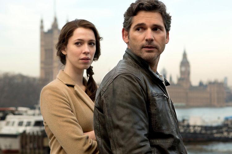 Rebecca Hall dan Eric Bana dalam film Closed Circuit