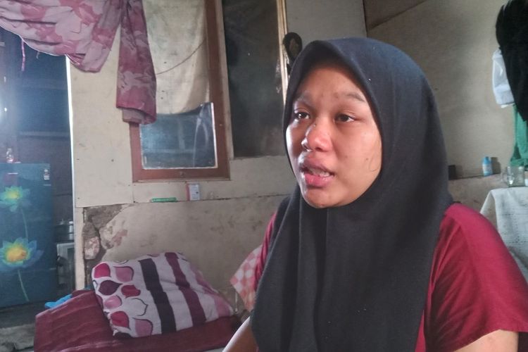 Alika (17), ibu muda asal Kabupaten Cianjur, Jawa Barat ini baru saja kehilangan bayinya yang baru berusia 12 hari. Bayi berjenis kelamin laki-laki itu hilang saat tidur di sampingnya, Minggu (12/11/2023) dini hari.