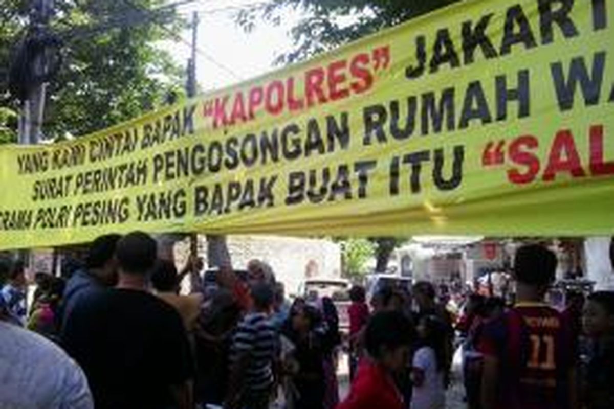 Warga asrama Polri Pesing, Kebon Jeruk, Jakarta Barat, melakukan aksi demonstrasi menolak penggusuran lahan oleh Polda Metro Jaya, Minggu (22/2/2015)
