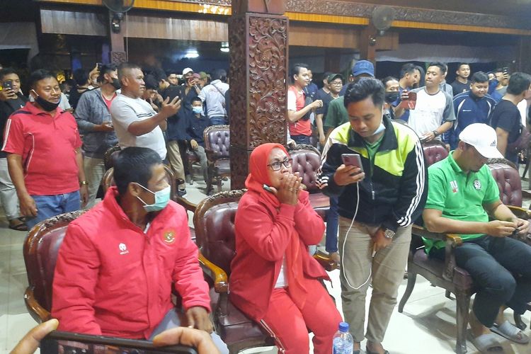 Ekspresi ibunda Pratama Arhan, Surati melihat pertandingan Timnas Indonesia vs Singapura di Pendopo Bupati Blora, Sabtu (25/12/2021)