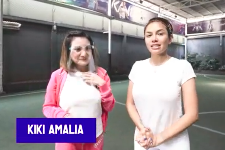 Kiki Amalia (kiri) berbincang dengan Nikita Mirzani di kanal YouTube Crazy Nikmir Real.