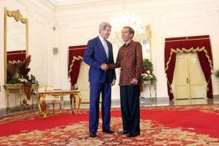 Presiden Joko Widodo bersalaman dengan Menteri Luar Negeri Amerika Serikat John Kerry (kiri) dalam kunjungan kenegaraan di Istana Merdeka, Jakarta, Senin (20/10/2014). Kunjungan kenegaraan tersebut merupakan kunjungan pertama bagi Jokowi setelah dilantik sebagai Presiden.