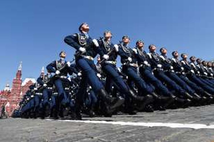 Para parajurit Rusia berbaris dalam parade perayaan 71 tahun kemenangan atas Nazi Jerman di Lapangan Merah, Rusia, Senin (9/5/2016).