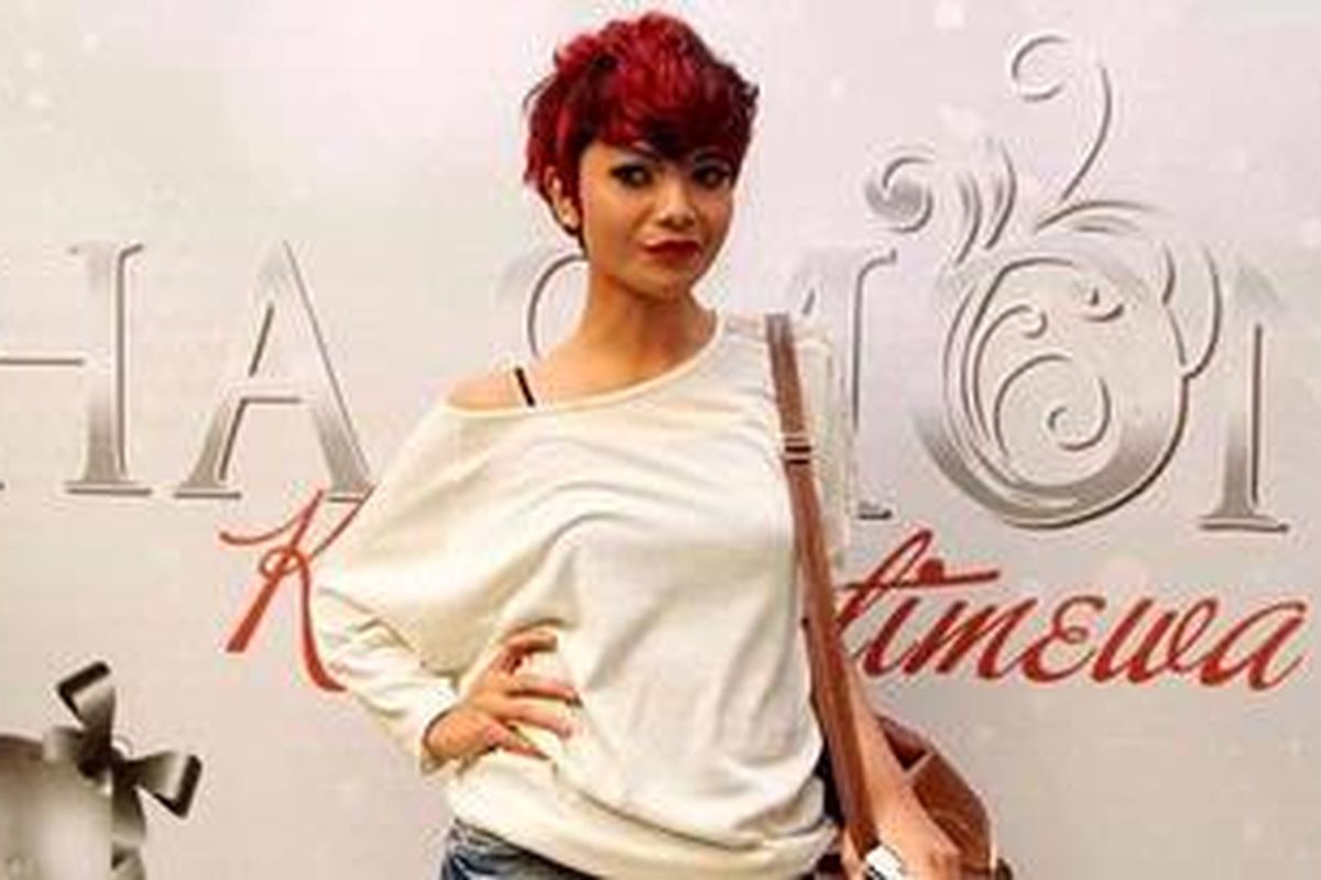 Penyanyi jebolan Indonesian Idol, Skolastika Citra Kirana Wulan atau yang lebih dikenal dengan nama Citra Scholastika tampil dengan model rambut barunya saat ditemui ketika mengisi konser musik Harmoni SCTV di Balai Sarbini, Jakarta Selatan, Jumat (7/12/2012) malam. 