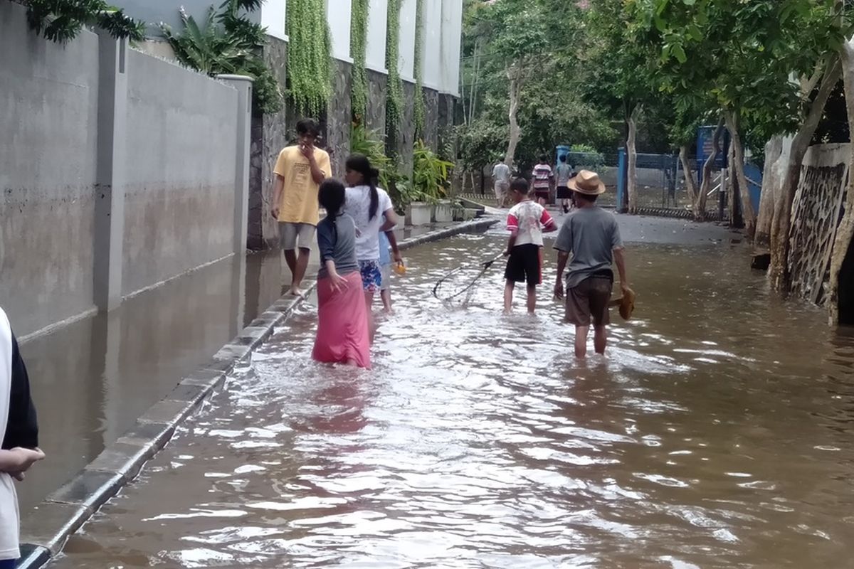 Warga kemang mancing lele pasca banjir di Jalan Kemang Timur V, Jakarta Selatan, Kamis (2/1/2020).
