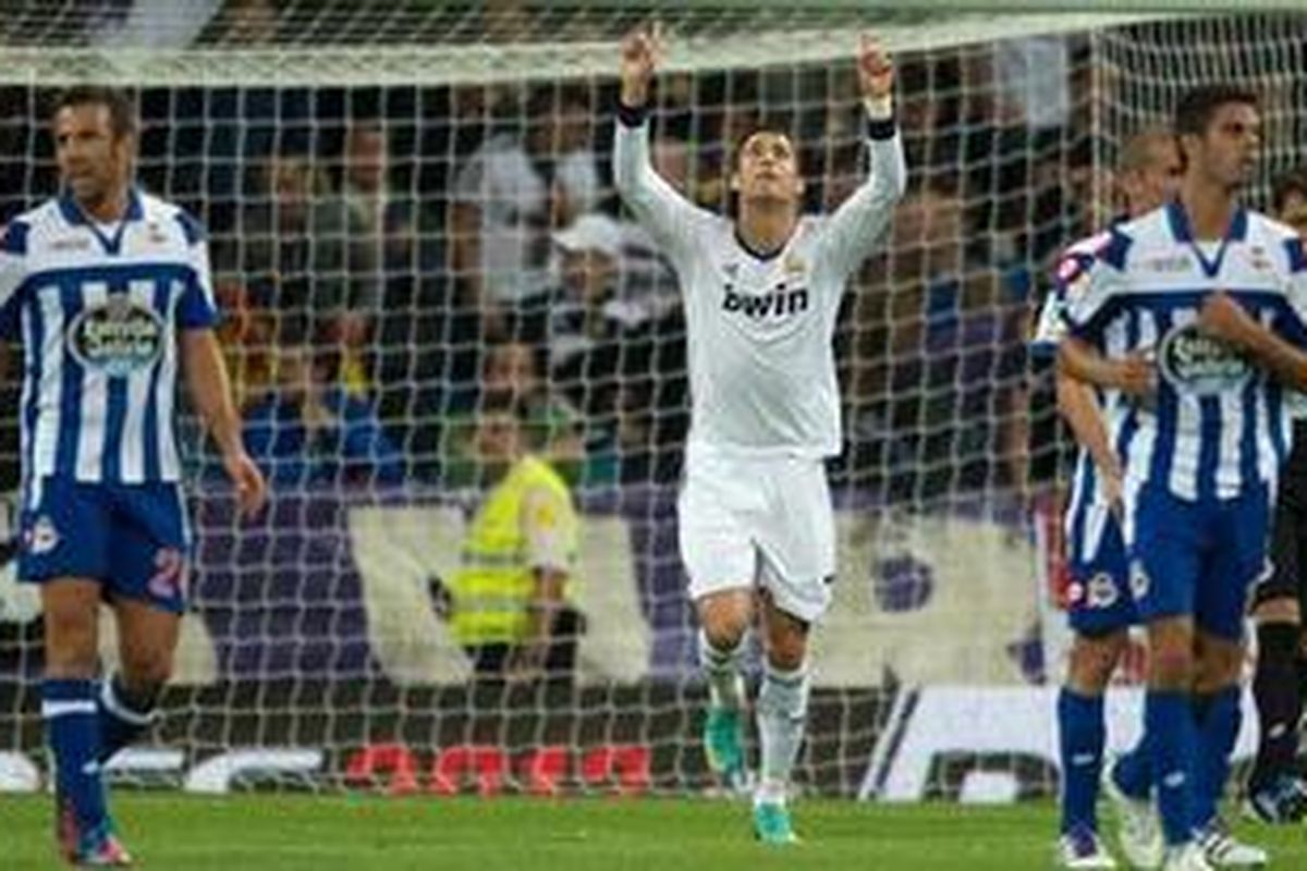 Gelandang Real Madrid, Cristiano Ronaldo (tengah), merayakan gol pertamanya (dari tiga) ke gawang Deportivo La Coruna, pada pertandingan Liga BBVA, di Santiago Bernabeu, Minggu (30/9/2012).