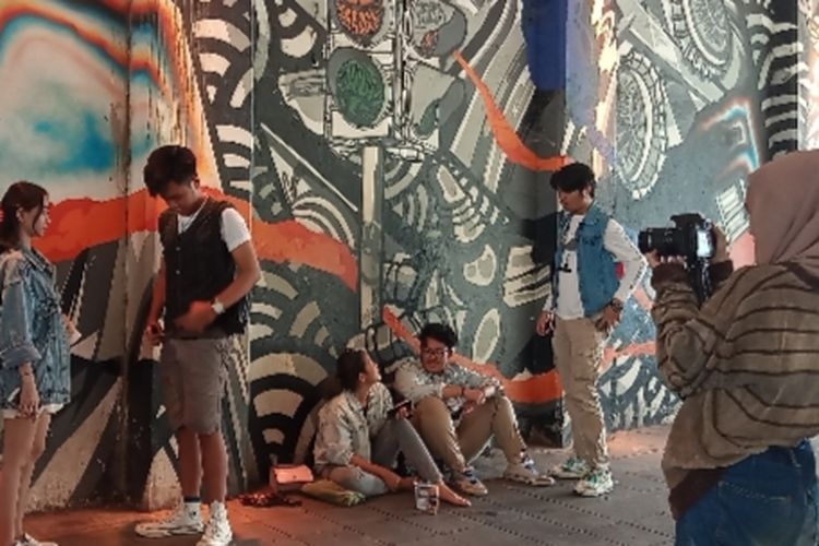 Sekelompok remaja memanfaatkan Terowongan Kendal, Dukuh Atas, Jakarta Pusat, sebagai tempat untuk membuat shooting iklan atau movie