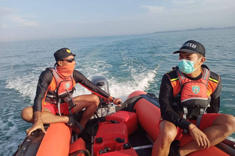 Tim SAR dari Basarnas Bali saat mencari korban yang dilaporkan hilang terseret ombak di Pantai Batu Bolong, Canggu, Kuta Utara, Badung, Bali pada Selasa (10/5/2022). Dok/ Yohanes Valdi Seriang Ginta