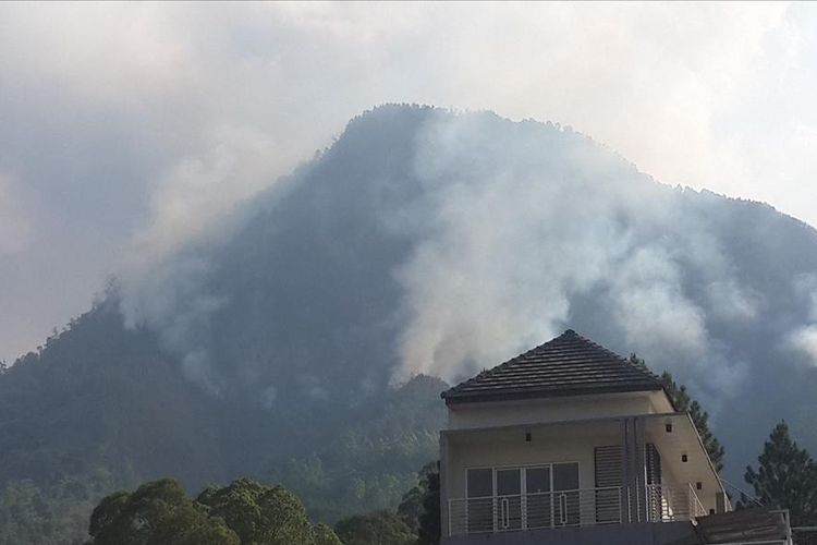 Kondisi Gunung Panderman, Kota Batu, Jawa Timur yang terbakar diabadikan dari Jalur Lingkar Barat (Jalibar) Kota Batu, Senin (22/7/2019)