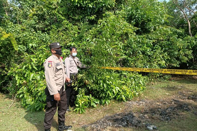 Petugas kepolisian memasang garis polisi di lokasi WN Polandia ditemukan gantung di sebuah pohon di Desa Kutuh, Kuta Selatan, Badung, Bali pada Kamis (12/5/2022)/ Dok. Humas Polsek Kuta