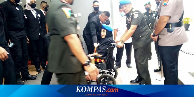 Pakai Baret POM AD, Rachmawati Ziarah ke Makam Bung Karno dengan Upacara Kemiliteran - Vimarsana News
