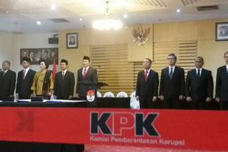 Serah terima jabatan antara lima pimpinan KPK Periode 2015-2019 dengan dua pimpinan dan tiga pelaksana tugas KPK Periode 2011-2015, di Gedung KPK, Kuningan Selatan, Jakarta Pusat, Senin (21/12/2015).