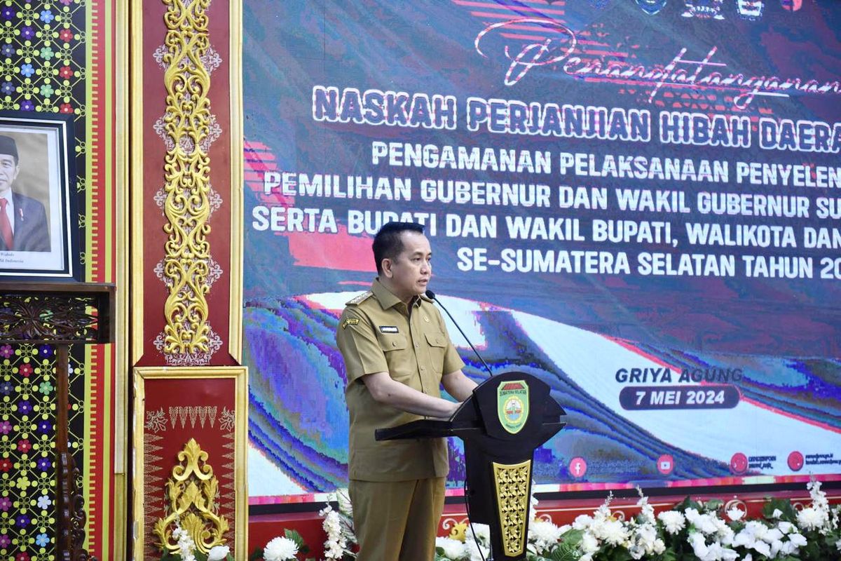 Penjabat (Pj) Gubernur Sumatera Selatan (Sumsel) Agus Fatoni dalam acara penandatanganan Naskah Perjanjian Hibah Daerah (NPHD) untuk pengamanan penyelenggaraan Pemilihan Kepala Daerah (Pilkada), Pemilihan Gubernur (Pilgub) dan Wakil Gubernur (Wagub) Sumsel, Bupati dan Wakil Bupati serta Wali Kota dan Wakil Wali Kota se-Sumsel 2024. Kegiatan tersebut berlangsung di Griya Agung, Palembang, Sumatera Selatan, Selasa (7/5/2024).

