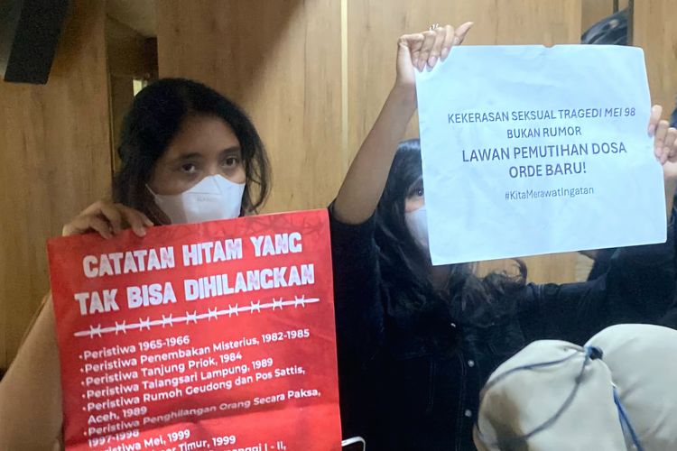 Koalisi Masyarakat Sipil menggeruduk Ruang Rapat Komisi X DPR RI dan Menteri Kebudayaan Fadli Zon untuk menyuarakan penolakan penulisan ulang sejarah, Rabu (2/7/2025).