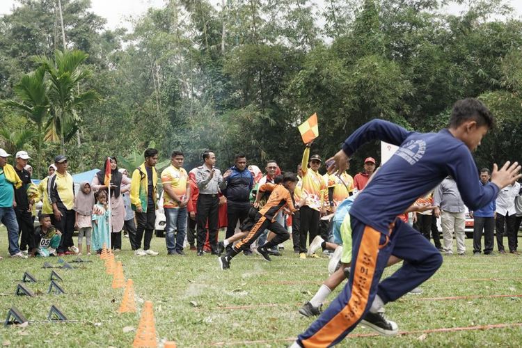 Kejuaraan Antarkampung (Tarkam) Kemenpora di Kabupaten Lima Puluh Kota secara resmi dibuka di Lapangan Tunas Muda Limbanang Senin (4/9/2023). 