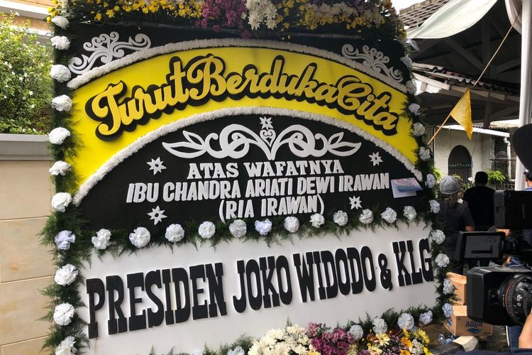 Presiden Joko Widodo memberikan karangan bunga duka cita atas meninggalnya Ria Irawan pada Sabtu (6/1/2020).