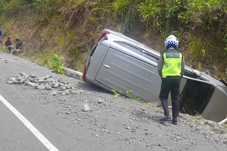 Mobil milik kadis Kominfo Papua barat terbalik di got jalan trans Papua barat