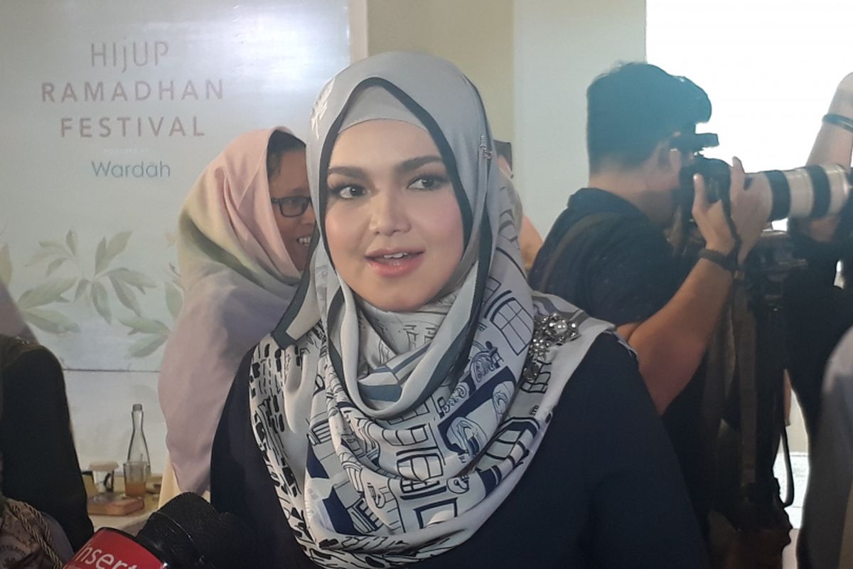 Siti Nurhaliza ketika dijumpai di Hijup Ramadhan Festival The Hall Senayan City, Jakarta, Jumat (9/6/2017).