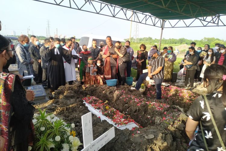 Pemakaman mahasiswa Ubaya yang meninggal saat mendaki Gunung Penanggungan.