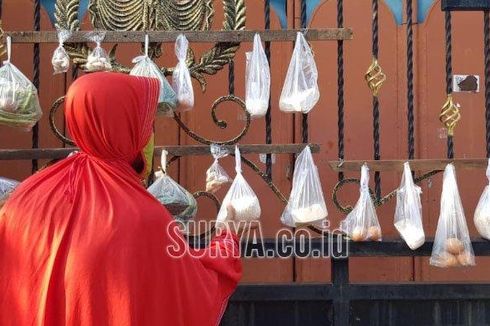 Khawatir Tetangga Tak Makan, Warga Surabaya Gantung Sembako di Dinding, Siapa Pun Boleh Ambil