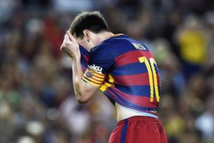 Reaksi bintang Barcelona, Lionel Messi, seusai gagal mengeksekusi penalti pada pertandingan lanjutan La Liga melawan Levante, Minggu (20/9/2015).  