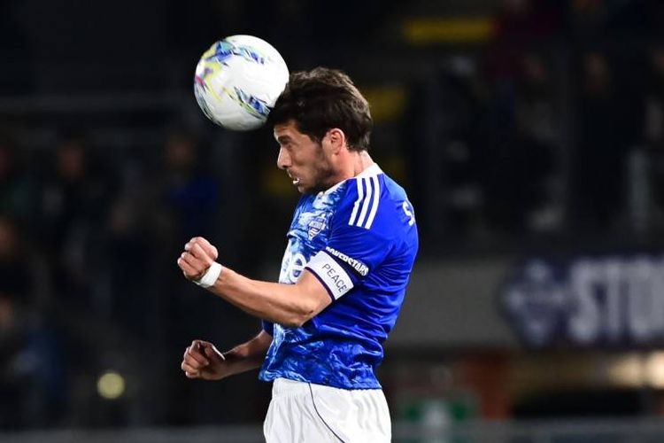 Sergi Roberto menyundul bola dalam pertandingan sepak bola Serie A Liga Italia antara Como vs Inter Milan di Stadion Giuseppe Sinigaglia di Como, pada 12 April 2026 (Foto oleh Piero CRUCIATTI / AFP)