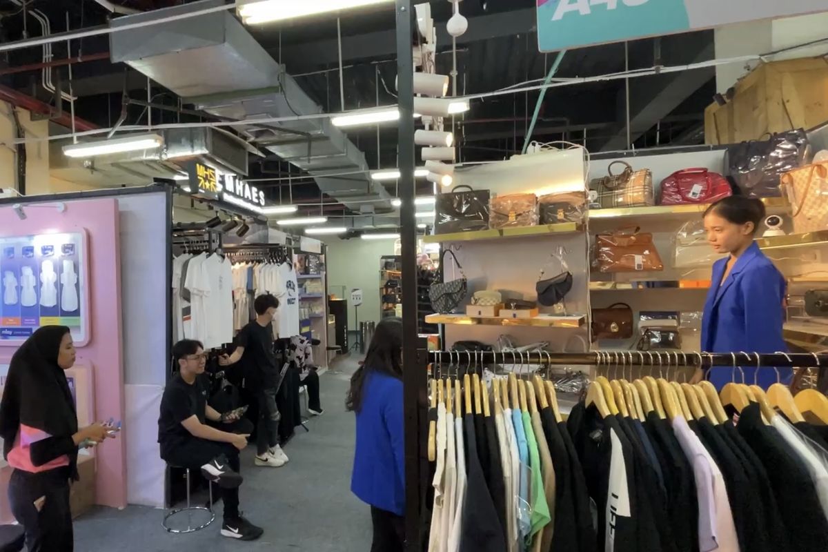 Beberapa tenant yang menjual pakaian branded di Irresistible Bazaar di Exhibition Hall, Mal Grand Indonesia, Jakarta Pusat, Rabu (30/10/2024).