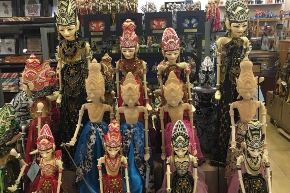 Koleksi wayang hasil kerajinan Indonesia di Sarinah Departement Store Jakarta yang akan ditawarkan pada delegasi Arab Saudi yang akan berkunjung, Jumat (3/3/2017).