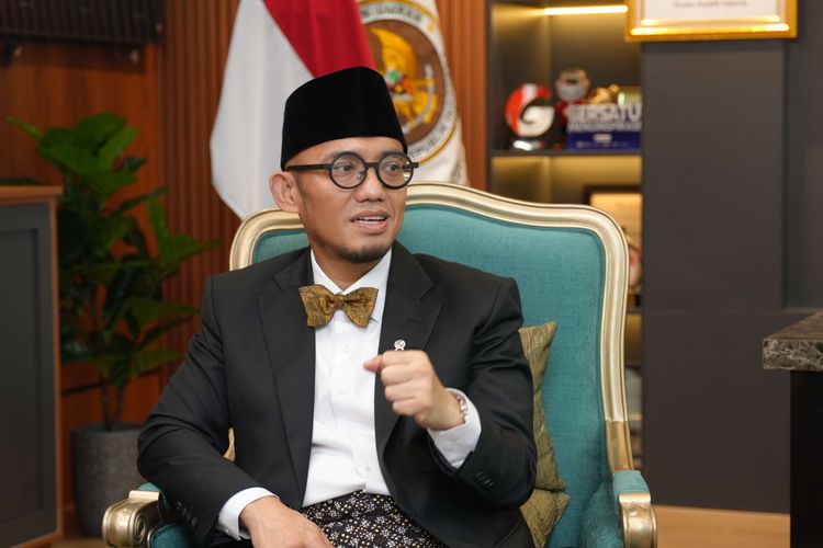Wakil Menteri Haji dan Umrah Dahnil Anzar Simanjuntak berpose setelah diwawancara KOMPAS.com dalam program Naratama di Kementerian Haji dan Umrah, Jakarta Pusat, Kamis (15/1/2026).