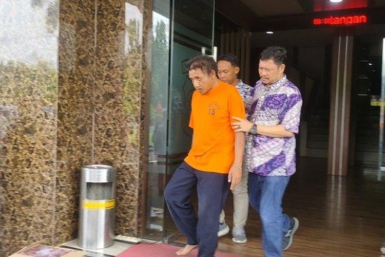 Pelaku berinisial A (40) saat dihadirkan dalam konferensi pers di Mapolresta Cirebon, Jumat (24/11/2023). 

