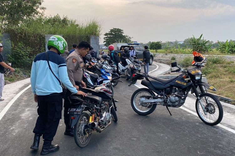 Petugas dari Kepolisian Resor Kota Mojokerto, mengamankan sejumlah motor yang digunakan untuk balap liar di wilayah Kota Mojokerto, Jawa Timur, Selasa (6/9/2022) petang.