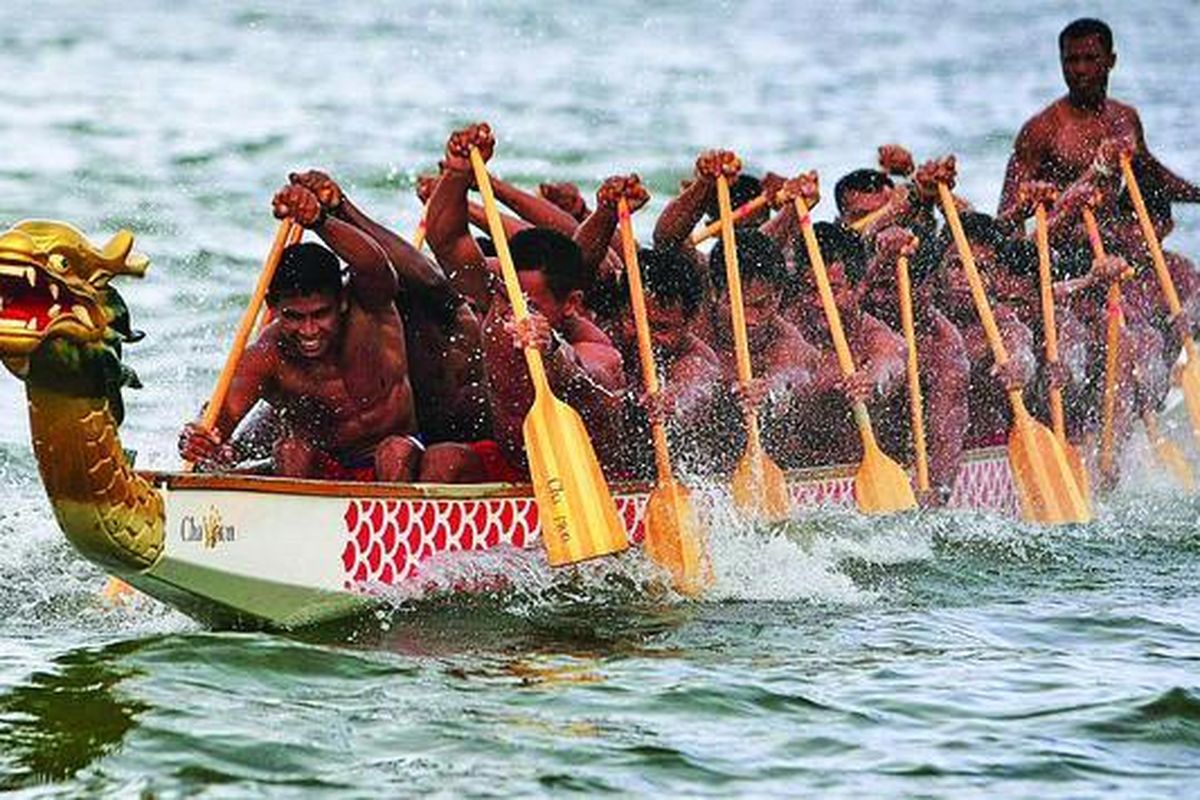 Tim nasional cabang olahraga dayung berlatih nomor perahu naga di Waduk Ir H Djuanda, Purwakarta, Jawa Barat, Rabu (30/3).