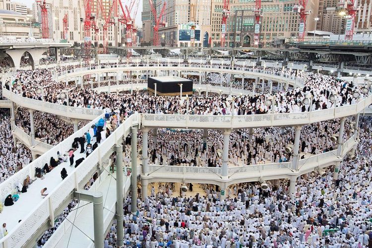 Jelang 1 Muharram 1448 H, Jemaah Bisa Saksikan Penggantian Kiswah Ka'bah di Mataf Garapan Waskita Karya