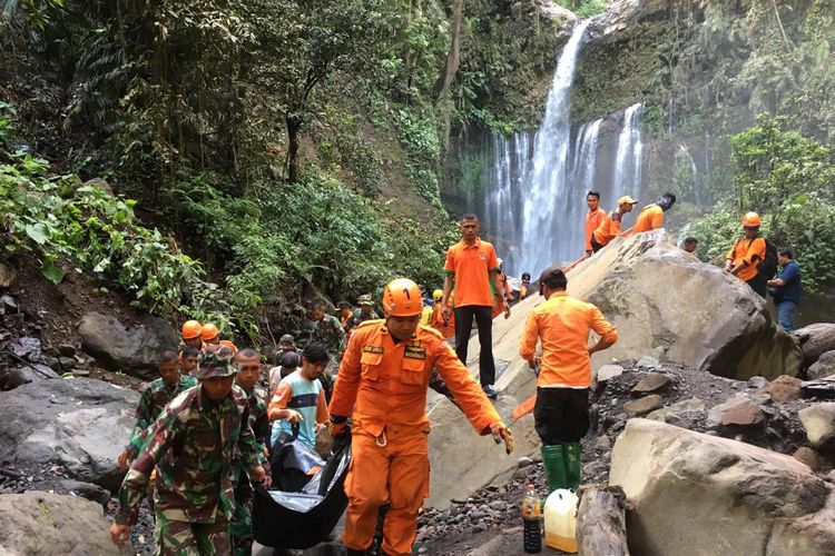 Proses  evakuasi korban longsor di kawasan wisata air terjun Tiu Kelep, Senin (18/3/2019).