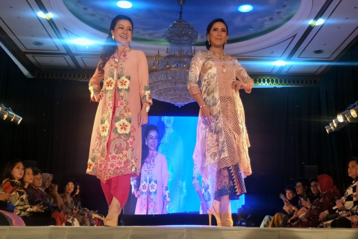 Roemah Kebaya Vielga by Vielga Wennida berkolaborasi dengan Miss Mysa Accesoris by Emylia Maisa menggelar peragaan busana Sound of Nature in Harmony di The Dharmawangsa Hotel, Jakarta Selatan, Jumat (6/12/2019).