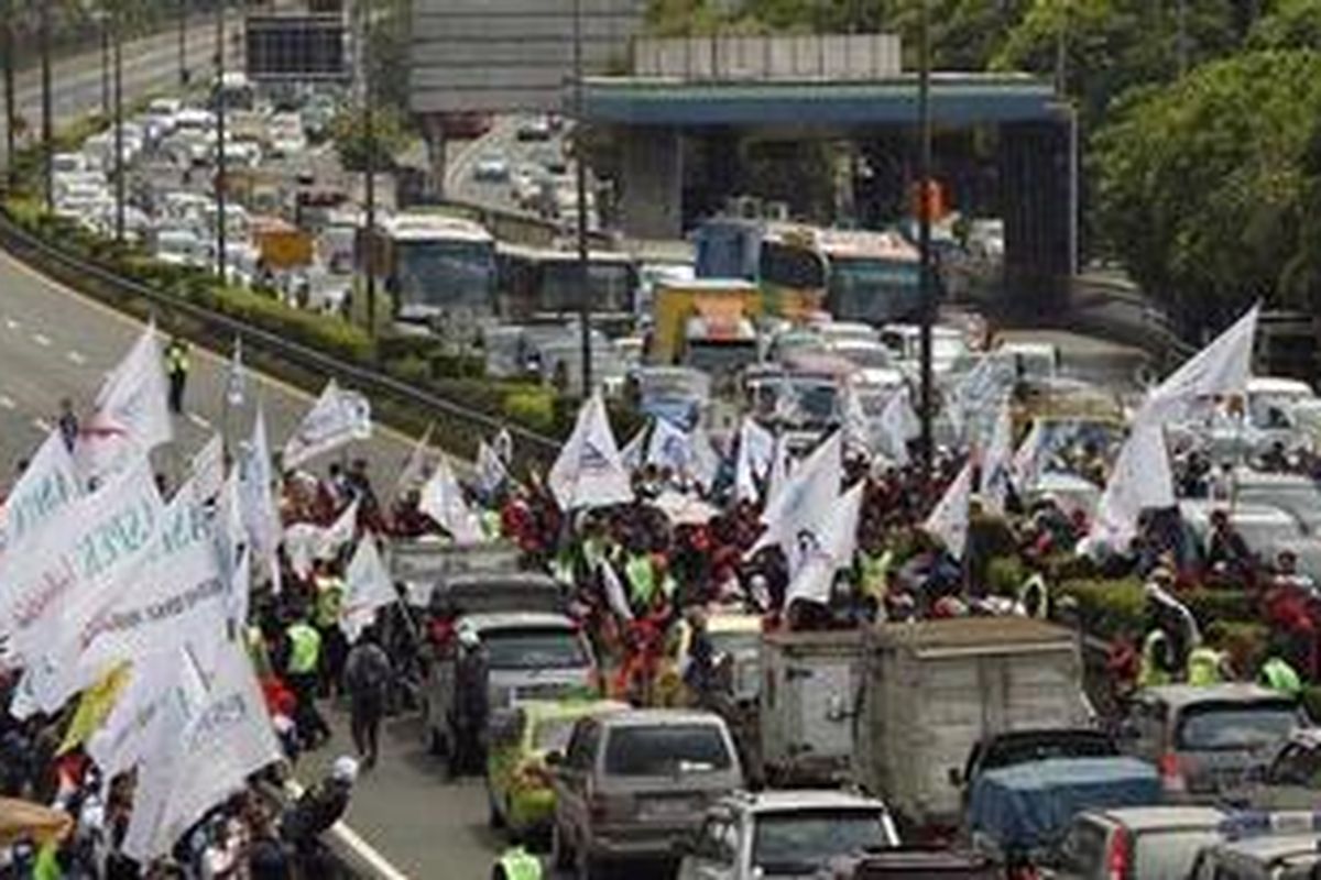 Kemacetan panjang terjadi saat ribuan buruh berunjuk rasa di depan Gedung DPR/MPR Jalan Gatot Subroto, Senayan, Jakarta, Jumat (30/3/2012). Buruh menuntut agar DPR yang akan melaksanakan rapat paripurna hari ini memutuskan agar harga bahan bakar minyak (BBM) bersubsidi tidak dinaikkan. 