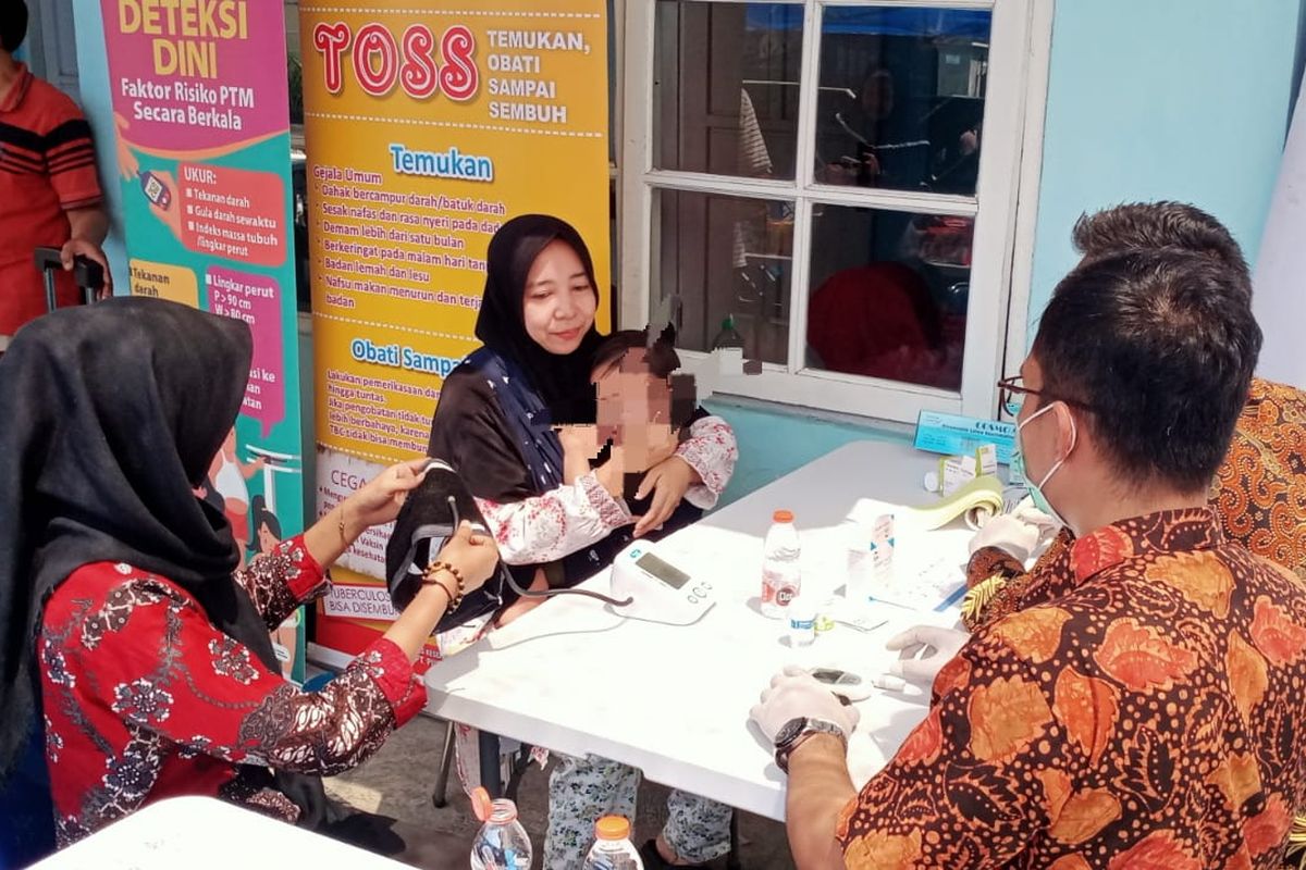 Salah satu anak penyandang disabilitas bersama ibunya memanfaatkan layanan Posyandu Disabilitas di Jalan Danau Sentani Tengah, Sawojajar, Kota Malang, Jawa Timur. 