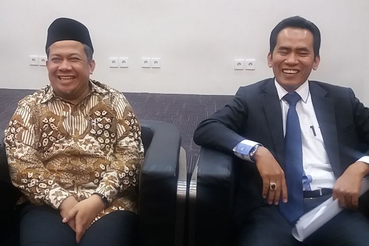 Wakil Ketua DPR RI Fahri Hamzah (kiri) bersama pengacaranya Mujahid Latief di Kompleks Parlemen, Senayan, Jakarta, kamis (14/12/2017).