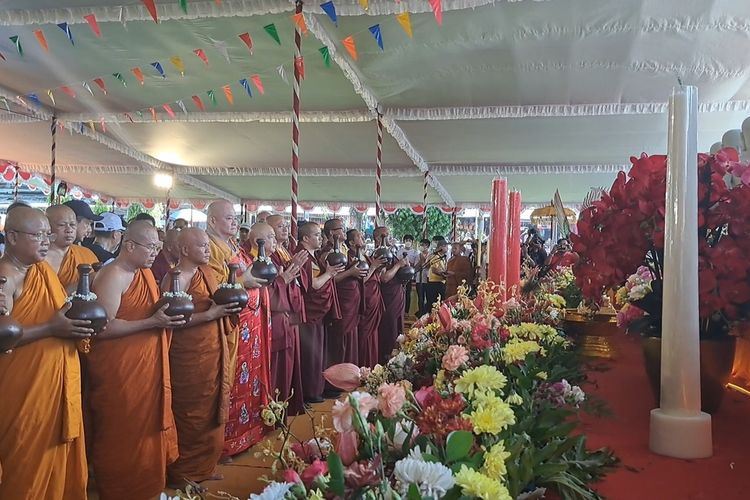 Umat Buddha dan para biksu sedang mensakralkan air suci Waisak di altar Candi Mendut, Magelang, Jawa Tengah, Sabtu (3/6/2023).