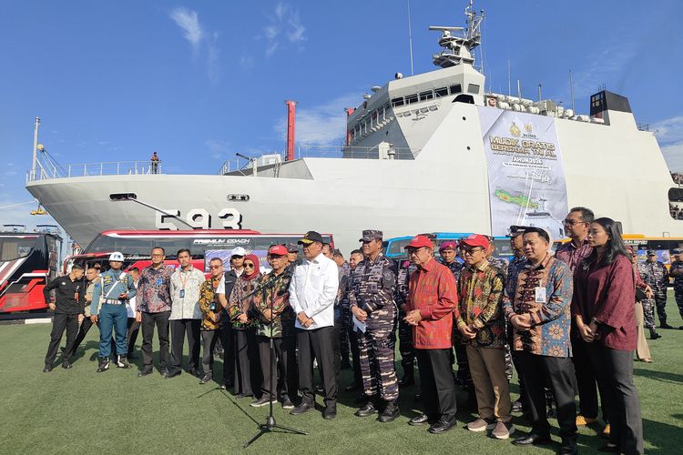 Didampingi Menko Polkam, KSAL Lepas Ribuan Pemudik Gratis Naik KRI Banda Aceh