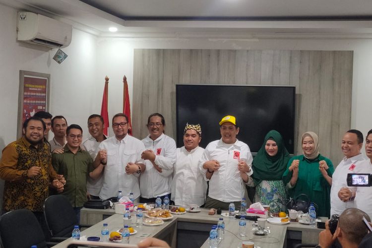 Suasana usai pertemuan tertutup antara DPP Pro Jokowi (Projo) dan gabungan relawan Sandiaga Uno di kantor DPP Projo, Kawasan Pancoran, Jakarta Selatan, Selasa (8/8/2023).
