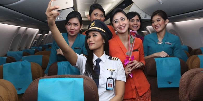 Pilot dan pramugari Garuda Indonesia berpose usai melakukan penerbangan bertajuk 'Kartini Flight' di Bandara Soekarno-Hatta, Jumat (21/4/2017). Garuda Indonesia gelar 'Kartini Flight' dalam rangka menyambut Hari Kartini. Seluruh awak kabin mulai pilot, pramugari hingga teknisi adalah perempuan.