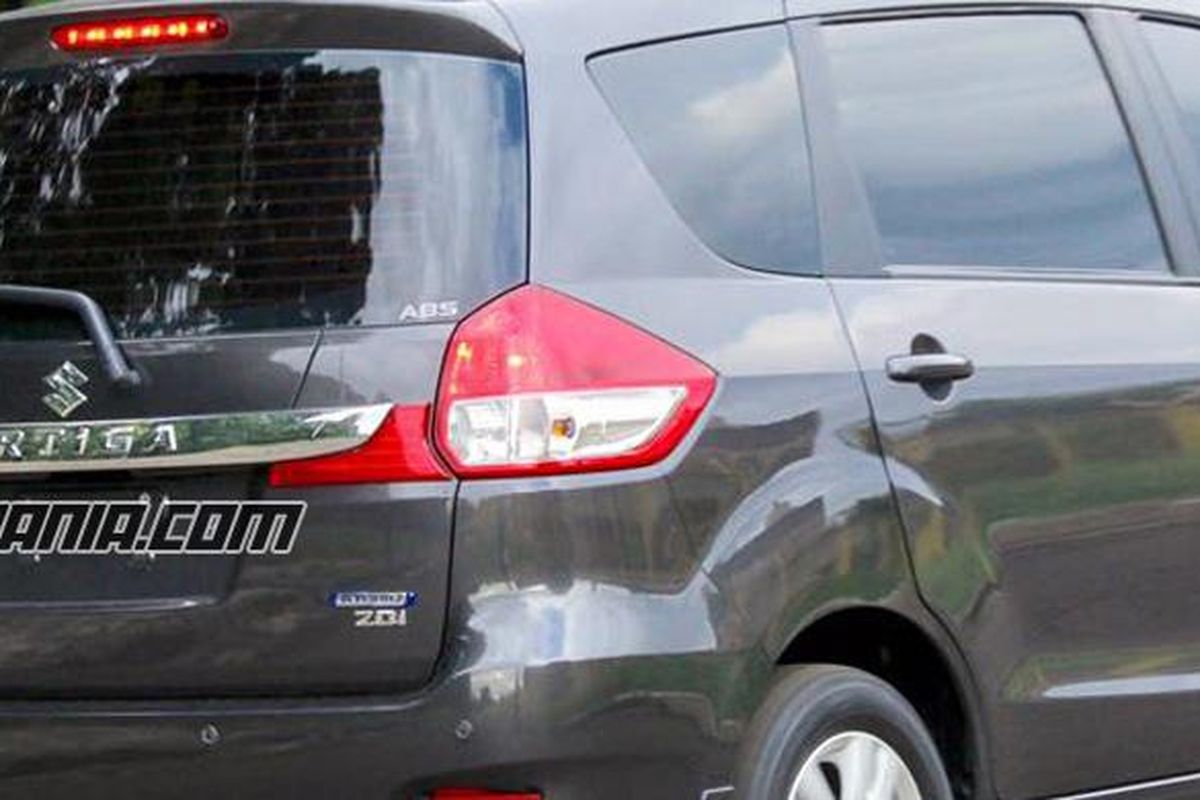 Tampilan belakang Suzuki Ertiga diesel hibrida