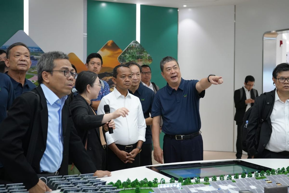 Menteri Investasi Bahlil Lahadalia mengunjungi Xinyi Group, perusahaan China dalam industri kaca dan solar panel yang berlokasi di Kota Wuhu, Tiongkok, pada Rabu (19/7/2023).