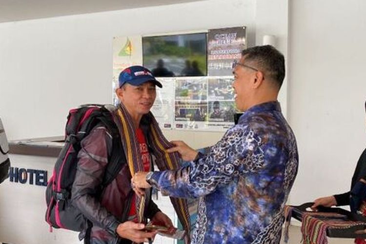 Kepala.Dinas Pariwisata NTB, Yusron Hadi menyambut kedatangan peserta Ironman 70.3 Lombok 2022, di Bandara Intrnasional Lombok, Jum'at (7/10/2022), diperkirakan peserta yang akan hadir sebNyak 406 peserta dari 33 negara.