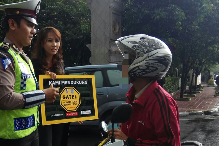 Anggota Korlantas NTMC Polri, Briptu I Made Satrya Gunawan tengah mengedukasi pengendara yang hendak melawan arus. 