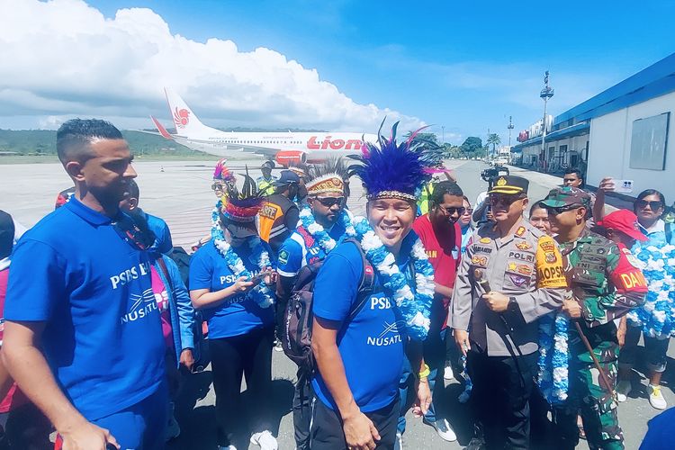 Penyambutan tim PSBS Biak oleh pejabat setempat dengan pengalungan bunga dan topi palo-palo seusai lolos Liga 1 musim depan dan meraih gelar juara Liga 2 2203-2024 di Bandara Frans Kaisepo Biak, Papua, Sabtu (16/3/2024) siang.