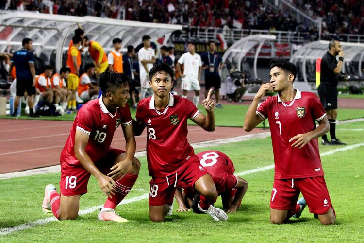 Pemain Timnas Indonesia Alfriyanto Nico Saputro (tengah) seusai sujud syukur seusai menjebol gawang Vietnam saat pertandingan Kualifikasi Piala Asia U20 2023 yang berakhir dengan skor 3-2 di Stadion Gelora Bung Tomo Surabaya, Minggu (18/9/2022) malam. Timnas U20 Indonesia akan mengikuti turnamen mini U20 di Tanah Air sebagai persiapan menuju Piala Asia U20 2023. Turnamen tersebut akan digelar pada 17-21 Februari 2023.