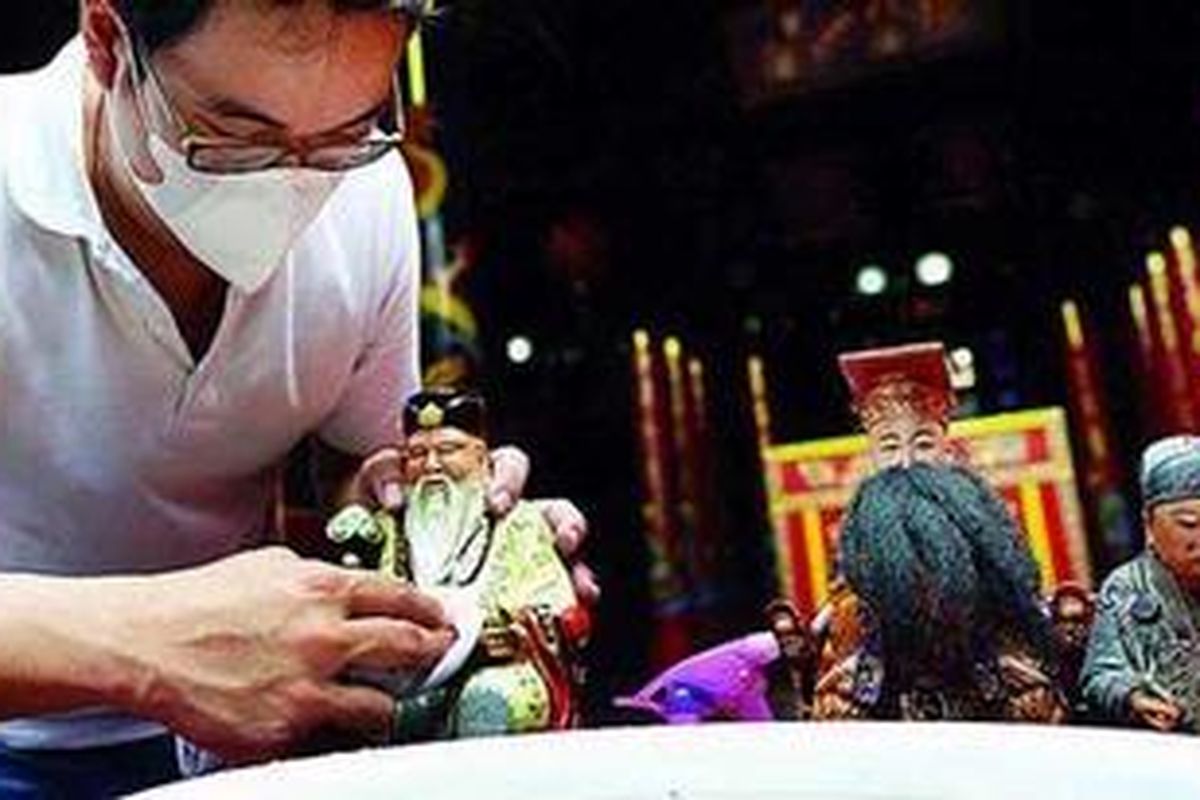 Warga membersihkan patung dewa di Kelenteng Fuk Ling Miau, Kecamatan Gondomanan, Kota Yogyakarta, DI Yogyakarta, Senin (4/2/2013). Kegiatan itu sebagai persiapan menyambut perayaan tahun baru Imlek 2564 pada 10 Februari.