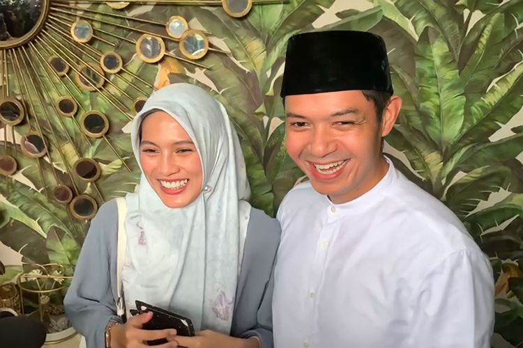 Pasangan artis Dude Harlino dan Alyssa Soebandono bicara soal tips keharmonisan rumah tangga saat ditemui di kawasan Cinere, Jakarta Selatan, Selasa (18/10/2022). 